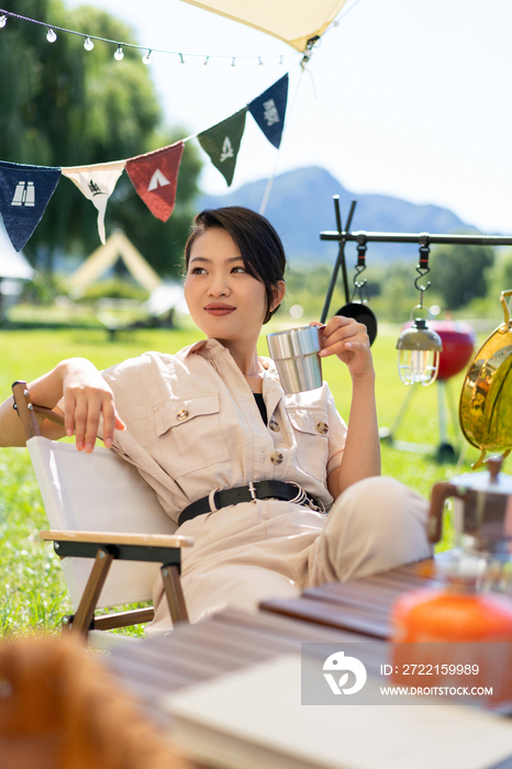 女孩坐天幕下喝咖啡