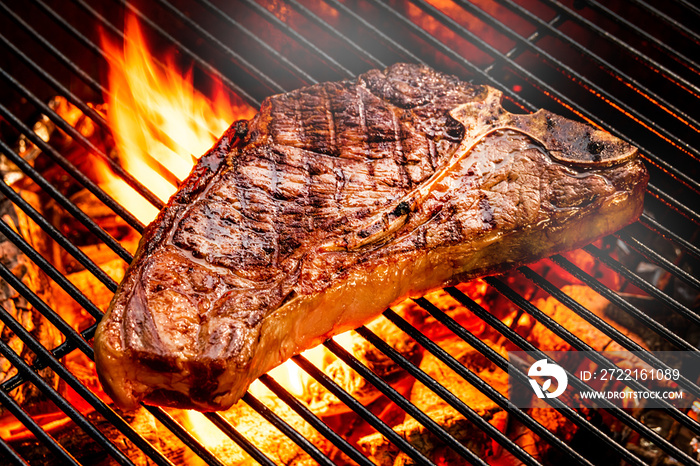 アウトドアでステーキ　Beef steak grilled outdoors at camp