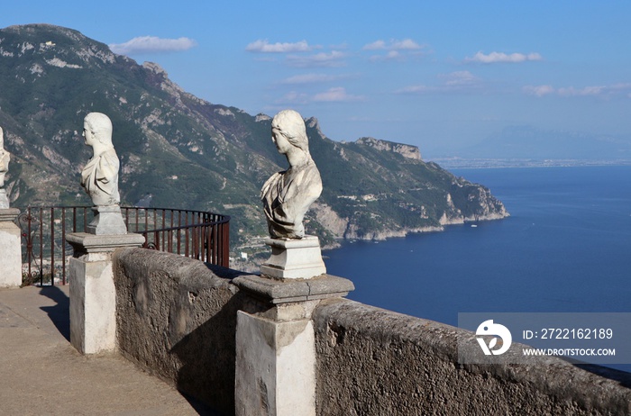 Ravello - Busti sulla Terrazza dellInfinito di Villa Cimbrone