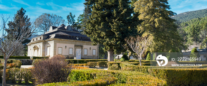 Palacete del siglo XVIII con jardines llamado la casita del infante en la villa de San Lorenzo de El