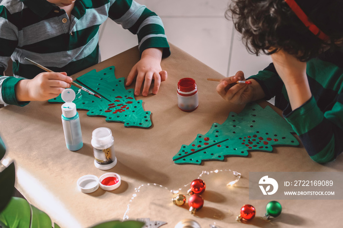 little kids making christmas decorations