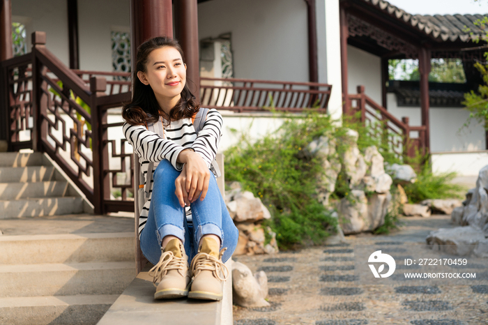 年轻女子旅游