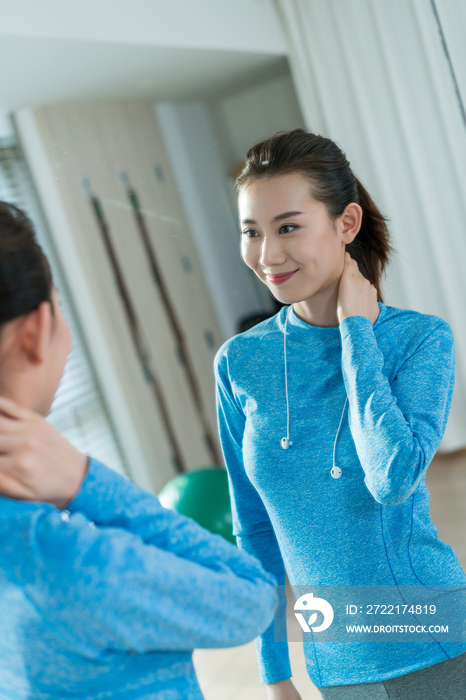 年轻女子室内健身