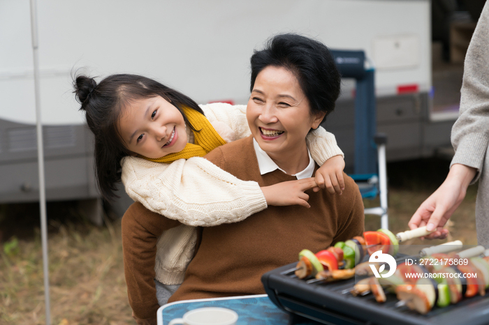 孙女二人秋游户外烧烤