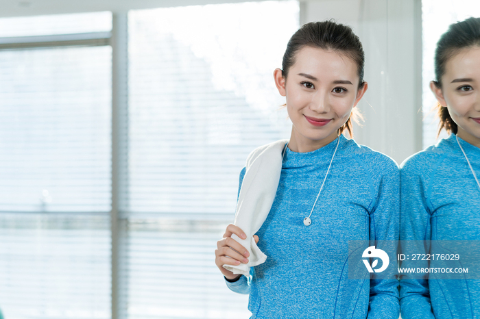 年轻女子室内健身