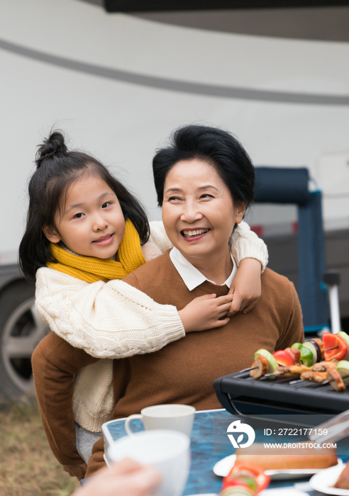 孙女二人秋游户外烧烤