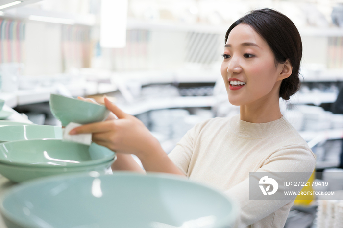 年轻女子选购家居用品