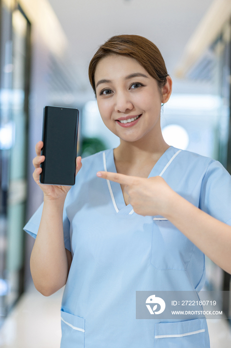 年轻女护士展示手机