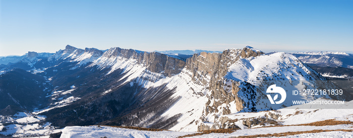 Panorama des montagnes du Vercors en hiver - France