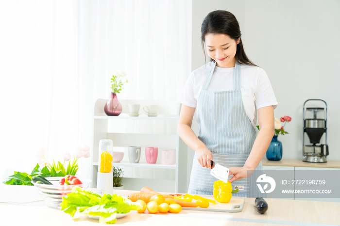 年轻女子在厨房做饭