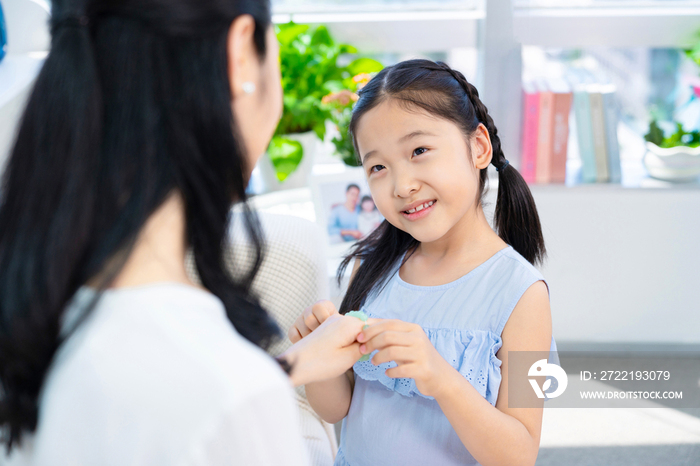 女儿送妈妈礼物