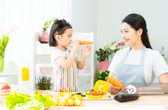 妈妈和女儿一起做饭