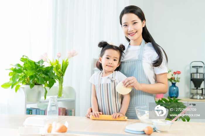 妈妈和女儿一起做烘焙