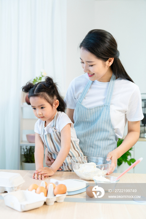 妈妈和女儿一起做烘焙