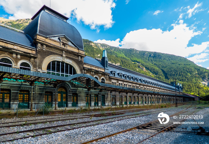 Vista general de la fachada de la espectacular estación de ferrocarril de Canfranc, en los Pirineos españoles, que estuvo décadas abandonada y hoy se encuentra en restauración