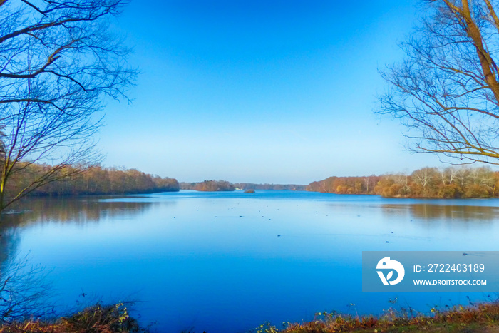 Blick auf den Unterbacher See in Düsseldorf