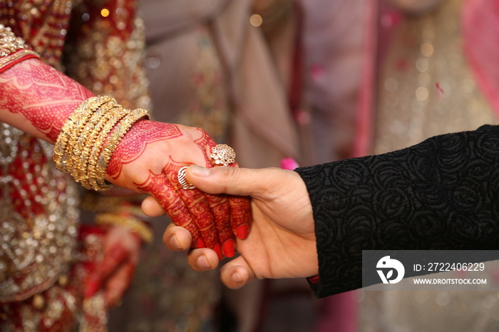 bride hands in groom hands