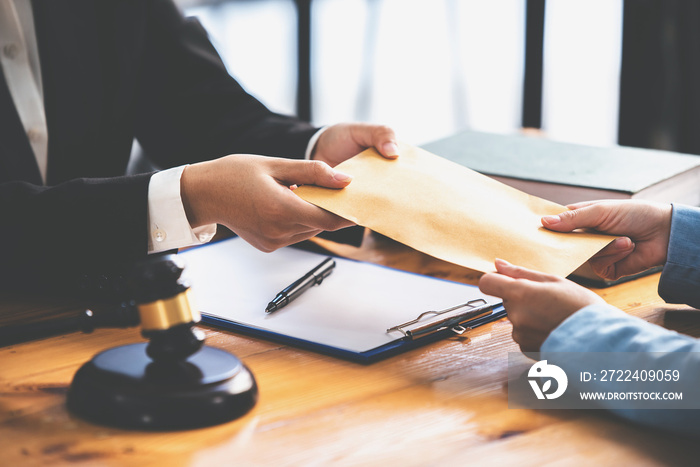 central judge Take bribes from customers at the courtroom tables.