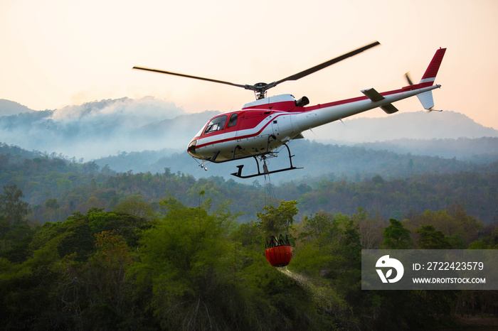 The helicopter is drawing water from the reservoir and will be watered to extinguish the burning forest in the mountains.