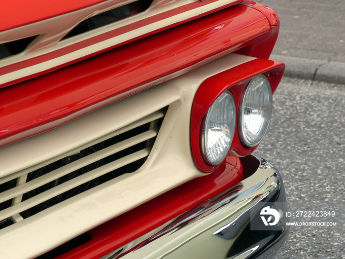 Amerikanischer Pick-up der Sechzigerjahre in Rot und Beige mit Achtzylinder und Doppelscheinwerfer im Sommer beim Oldtimertreffen Golden Oldies in Wettenberg Krofdorf-Gleiberg bei Gießen in Hessen