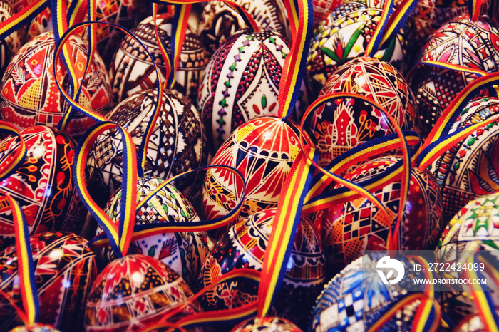 Huevos pintados tradicionales rumanos. Huevos reales artesanales tradicionales de Bucovina. Huevos de Pascua.