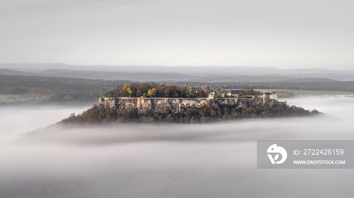 Festung Königstein im Nebel Elbsandsteingebirge Sächsische Schweiz