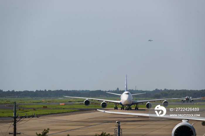 成田空港貨物ジャンボ機と離発着する航空機