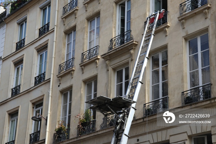 Monte meuble de déménagement sur la facade d’un immeuble parisien, ville de Paris, île de France, France