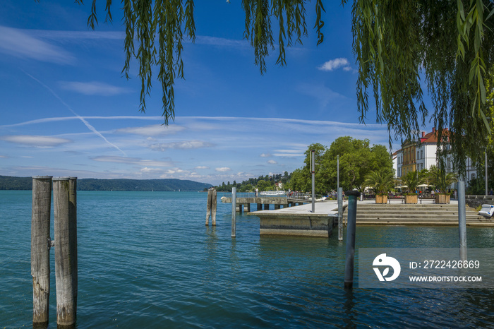 Überlingen am schönen Bodensee Sommer mit blauen Himmel