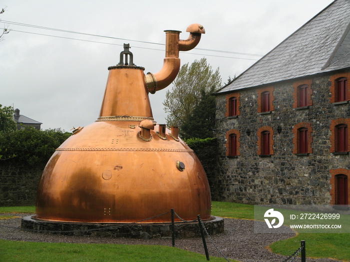 La célèbre distillerie Jameson en Irlande, avec ses véhicules artisanaux, bâtiment de fabrication de whisky, attraction touristique et visite culturelle, réservoir ou stockage d’alcool.