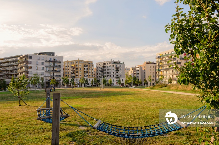 Hannah-Arendt-Park in der Seestadt Aspern mit Hängematte