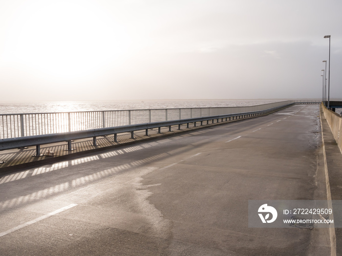 Brücke am Meer Fährhafen Sonnenaufgang Hintergrund