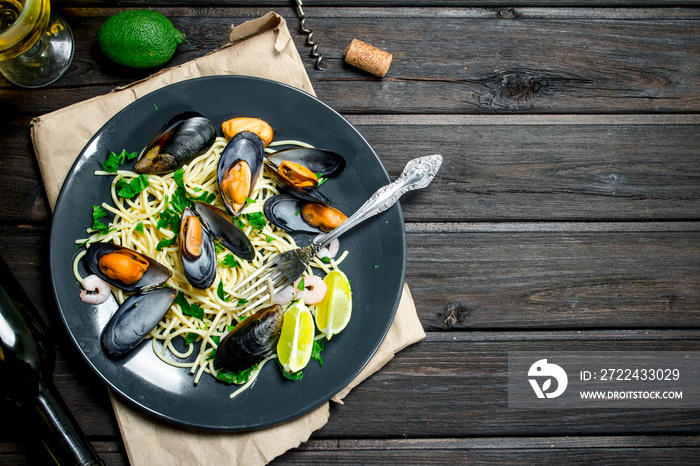 Mediterranean food. Seafood spaghetti with clams and white wine.