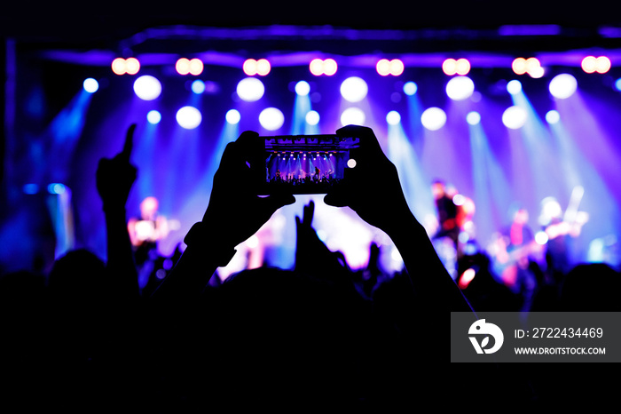 Video recording of the concert using a smartphone