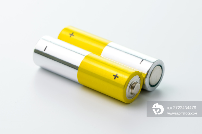 Yellow alkaline batteries