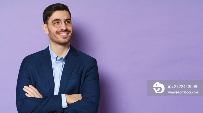 Banner of business man wearing jacket, shirt and glasses, standing with arms crossed, looking confident, isolated on purple background, copyspace on right