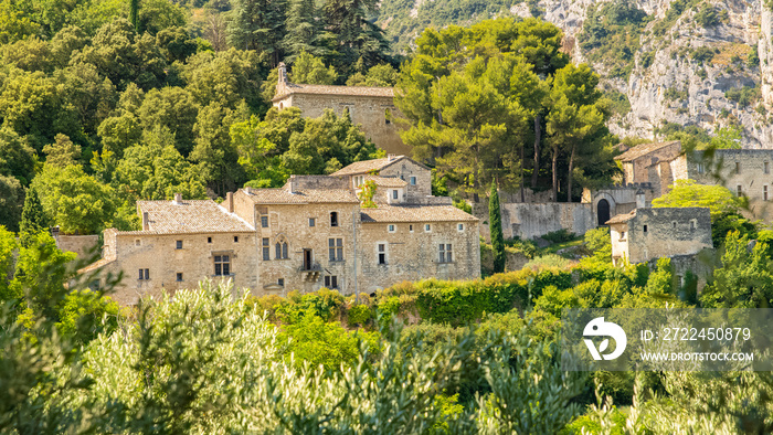 Goult in Provence, village perched on the mountain, typical street