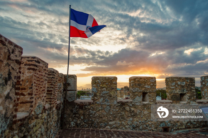 Fortaleza Ozama ondeando la bandera de República Dominicana