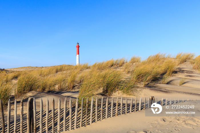 Phare de la Coubre, prés de la palmyre sur la cote sauvage en charente maritime