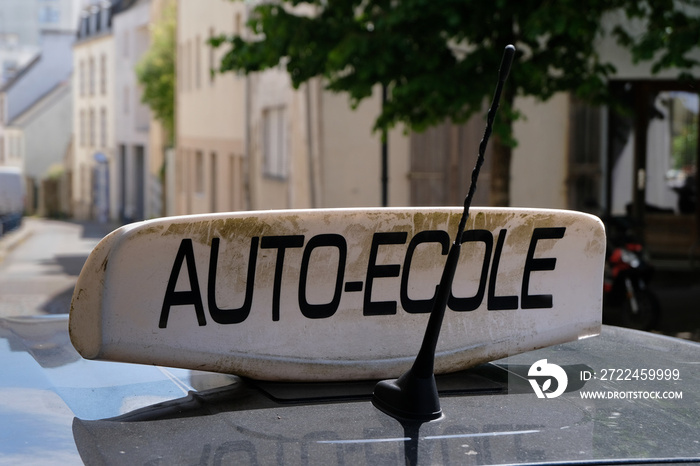 Détail d’une voiture auto-école en France