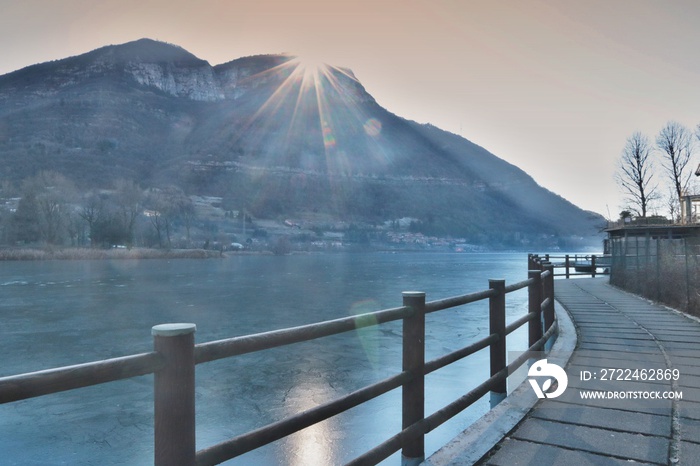 Lago di Endine ghiacciato