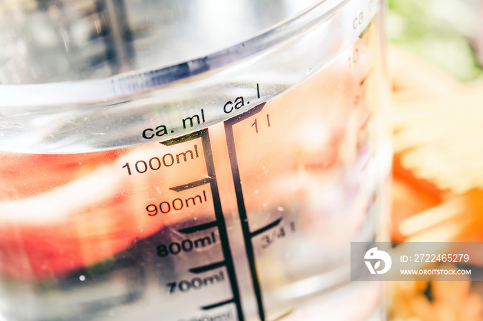 1000 ml - ccm Water In A Measuring Cup Surrounded By Noodles, Onion, Carrots And Spices