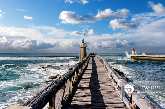 Nice shot on the Capbreton pier and its lighthouse with a couple taking selfies