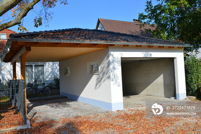 Moderne Hausgaragen-Einfahrt mit integriertem Carport