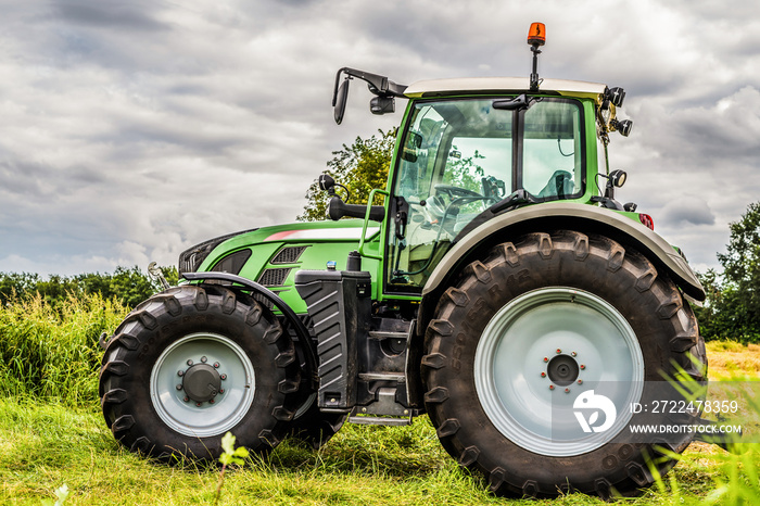 Großer Traktor auf einer Wiese