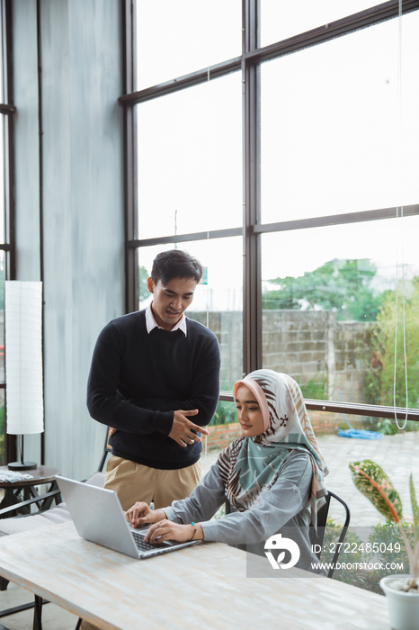 the owner give a briefing to a new employee about operate the computer to manage financial company