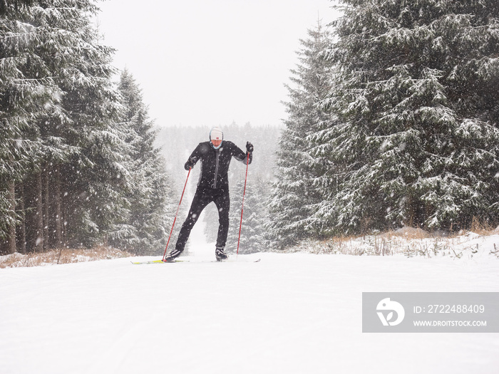 Skifahrer in Winterlandschaft auf Loipe zum Langlauf