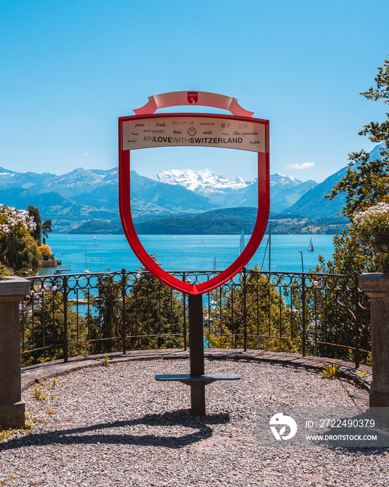 vue splendide sur les Alpes bernoises et le lac de Thoune.