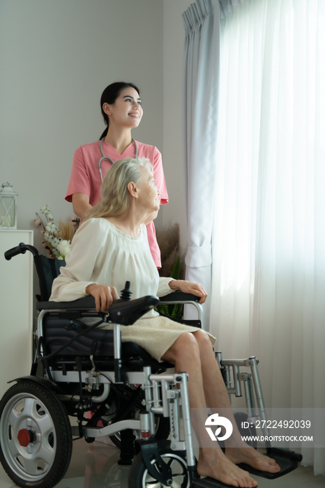 Caregiver for an elderly woman Weekly check-ups at the patient’s residence. Ready to give medical advice and talk about various stories, exchange each other happily.