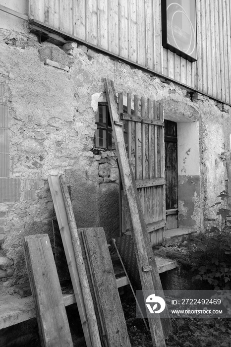 Alte Bretter vor dem ehemaligen Kuhstall eines Bauernhaus in Rudersau bei Rottenbuch im Kreis Weilheim-Schongau in Oberbayern, fotografiert in klassischem Schwarzweiß